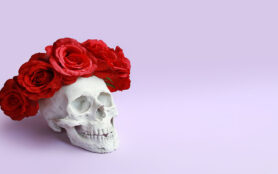 Plaster,Skull,With,Red,Roses,Crown