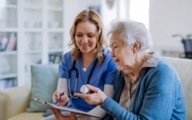 Nurse,Explaining,How,To,Dose,Medicines,To,Senior,Woman.