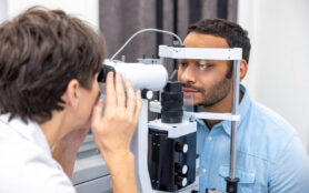 Doctor,Examining,Girl,With,Stethoscope,In,The,Office